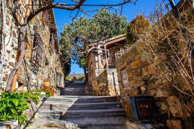 16. yüzyıl köyü, kaldırımlı sokakları ve tahtadan yapılmış evleri var. Siyah mimari. Ördek yukarıdan geldi.