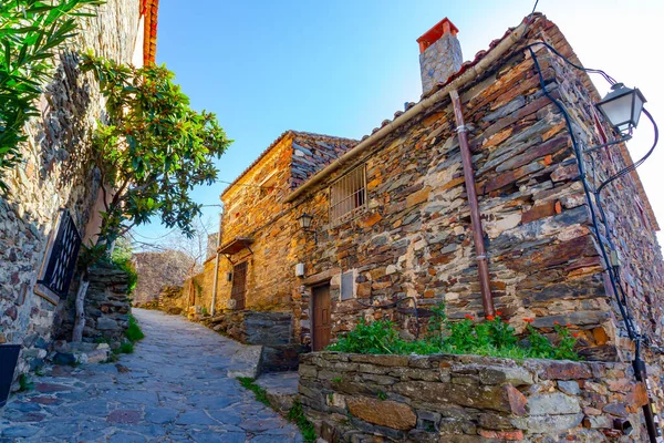 16. yüzyıl köyü, kaldırımlı sokakları ve tahtadan yapılmış evleri var. Siyah mimari. Ördek yukarıdan geldi.