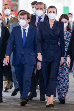 Madrid, İspanya - 24 Şubat 2022: Kraliçe Leticia Madrid 'deki Uluslararası Sanat Fuarı' nın açılışını Madrid Belediye Başkanı ve Sanat Fuarı direktörü ile birlikte gerçekleştirdi.