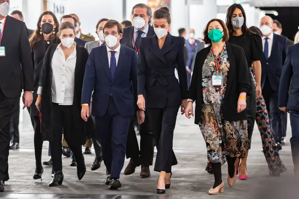 Madrid, İspanya - 24 Şubat 2022: Kraliçe Leticia Madrid 'deki Uluslararası Sanat Fuarı' nın açılışını Madrid Belediye Başkanı ve Sanat Fuarı direktörü ile birlikte gerçekleştirdi.