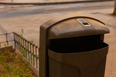 Madrid, İspanya... 16 Mart 2022 Sahra 'dan gelen toz Madrid sokaklarını çamurla kaplıyor. Sokak mobilyaları tozla kaplı..