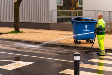 Madrid, İspanya... 16 Mart 2022 Sahra 'dan gelen toz Madrid sokaklarını çamurla kaplıyor. Temizlik işleri caddeleri çamurdan temizlemekle meşgul.