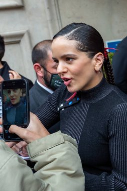 Madrid, İspanya - 18 Mart 2022: Şarkıcı Rosala yeni albümünü imzalamak için Madrid 'i ziyaret eder. Şarkıcının hayranları otelin çıkışında onu bekliyor ve onunla fotoğraf çektirmek istiyorlar..