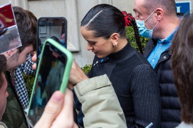 Madrid, İspanya - 18 Mart 2022: Şarkıcı Rosala yeni albümünü imzalamak için Madrid 'i ziyaret eder. Şarkıcının hayranları otelin çıkışında onu bekliyor ve onunla fotoğraf çektirmek istiyorlar..