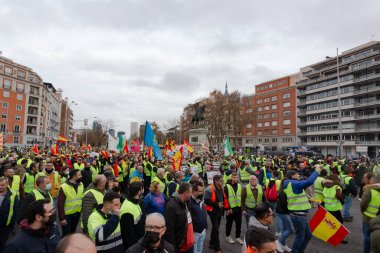 Madrid, İspanya... 25 Mart 2022: bir kavalcı gösteride taşıyıcıları cesaretlendirir. İspanyol uçak gemileri ve kamyoncular Madrid 'de dizel fiyatlarındaki artışa karşı gösteri yaptılar.