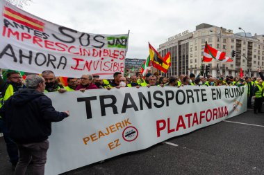 Madrid, İspanya... 25 Mart 2022: bir kavalcı gösteride taşıyıcıları cesaretlendirir. İspanyol uçak gemileri ve kamyoncular Madrid 'de dizel fiyatlarındaki artışa karşı gösteri yaptılar.