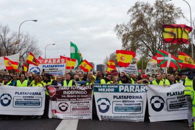 Madrid, İspanya... 25 Mart 2022: bir kavalcı gösteride taşıyıcıları cesaretlendirir. İspanyol uçak gemileri ve kamyoncular Madrid 'de dizel fiyatlarındaki artışa karşı gösteri yaptılar.