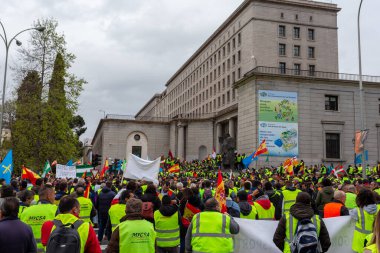 Madrid, İspanya... 25 Mart 2022: bir kavalcı gösteride taşıyıcıları cesaretlendirir. İspanyol uçak gemileri ve kamyoncular Madrid 'de dizel fiyatlarındaki artışa karşı gösteri yaptılar.