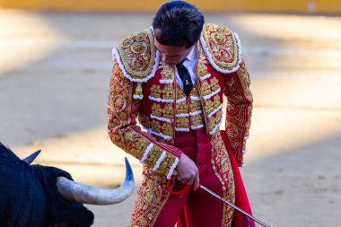 Madrid, İspanya 2 Nisan 2022 'de Madrid' deki El Alamo boğa ringinde düzenlendi. Cesur boğaların dövüşü. Madrid 'deki Chenel Kupası sırasında boğa güreşçisi Amor Rodriguez.
