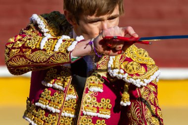 Madrid, İspanya 2 Nisan 2022 'de Madrid' deki El Alamo boğa ringinde düzenlendi. Cesur boğaların dövüşü. Madrid 'deki Chenel Kupası sırasında boğa güreşçisi Javier Jimenez.