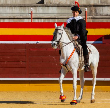 Madrid, İspanya 2 Nisan 2022 'de Madrid' deki El Alamo boğa ringinde düzenlendi. Cesur boğaların dövüşü.
