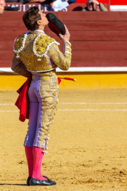 Madrid, İspanya 2 Nisan 2022 'de Madrid' deki El Alamo boğa ringinde düzenlendi. Cesur boğaların dövüşü. Madrid 'deki Chenel Kupası' nda boğa güreşçisi Miguel Tendero.
