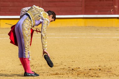 Madrid, İspanya 2 Nisan 2022 'de Madrid' deki El Alamo boğa ringinde düzenlendi. Cesur boğaların dövüşü. Madrid 'deki Chenel Kupası' nda boğa güreşçisi Miguel Tendero.