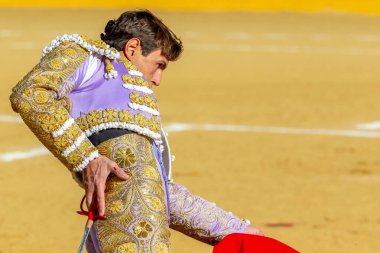 Madrid, İspanya 2 Nisan 2022 'de Madrid' deki El Alamo boğa ringinde düzenlendi. Cesur boğaların dövüşü. Madrid 'deki Chenel Kupası' nda boğa güreşçisi Miguel Tendero.