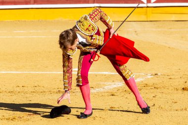 Madrid, İspanya 2 Nisan 2022 'de Madrid' deki El Alamo boğa ringinde düzenlendi. Cesur boğaların dövüşü. Madrid 'deki Chenel Kupası sırasında boğa güreşçisi Javier Jimenez.