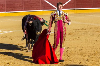Madrid, İspanya 2 Nisan 2022 'de Madrid' deki El Alamo boğa ringinde düzenlendi. Cesur boğaların dövüşü. Madrid 'deki Chenel Kupası sırasında boğa güreşçisi Javier Jimenez.