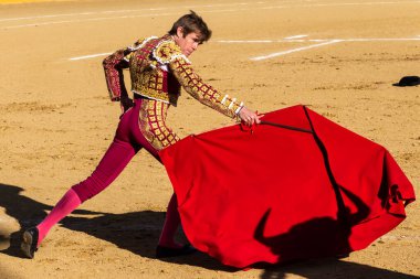 Madrid, İspanya 2 Nisan 2022 'de Madrid' deki El Alamo boğa ringinde düzenlendi. Cesur boğaların dövüşü. Madrid 'deki Chenel Kupası sırasında boğa güreşçisi Javier Jimenez.