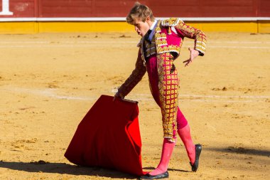 Madrid, İspanya 2 Nisan 2022 'de Madrid' deki El Alamo boğa ringinde düzenlendi. Cesur boğaların dövüşü. Madrid 'deki Chenel Kupası sırasında boğa güreşçisi Javier Jimenez.