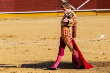 Madrid, İspanya 2 Nisan 2022 'de Madrid' deki El Alamo boğa ringinde düzenlendi. Cesur boğaların dövüşü. Madrid 'deki Chenel Kupası sırasında boğa güreşçisi Javier Jimenez.
