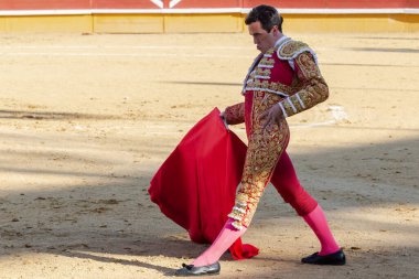 Madrid, İspanya 2 Nisan 2022 'de Madrid' deki El Alamo boğa ringinde düzenlendi. Cesur boğaların dövüşü. Madrid 'deki Chenel Kupası sırasında boğa güreşçisi Amor Rodriguez.
