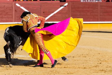 Madrid, İspanya 2 Nisan 2022 'de Madrid' deki El Alamo boğa ringinde düzenlendi. Cesur boğaların dövüşü. Madrid 'deki Chenel Kupası sırasında boğa güreşçisi Amor Rodriguez.