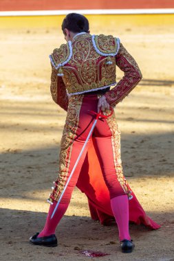 Madrid, İspanya 2 Nisan 2022 'de Madrid' deki El Alamo boğa ringinde düzenlendi. Cesur boğaların dövüşü. Madrid 'deki Chenel Kupası sırasında boğa güreşçisi Amor Rodriguez.