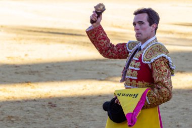 Madrid, İspanya 2 Nisan 2022 'de Madrid' deki El Alamo boğa ringinde düzenlendi. Cesur boğaların dövüşü. Madrid 'deki Chenel Kupası sırasında boğa güreşçisi Amor Rodriguez.