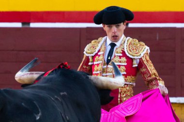 Madrid, İspanya 2 Nisan 2022 'de Madrid' deki El Alamo boğa ringinde düzenlendi. Cesur boğaların dövüşü. Madrid 'deki Chenel Kupası sırasında boğa güreşçisi Amor Rodriguez.