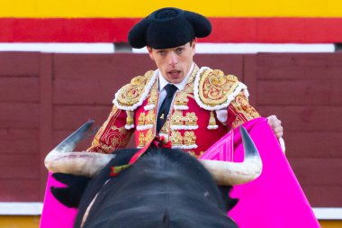 Madrid, İspanya 2 Nisan 2022 'de Madrid' deki El Alamo boğa ringinde düzenlendi. Cesur boğaların dövüşü. Madrid 'deki Chenel Kupası sırasında boğa güreşçisi Amor Rodriguez.