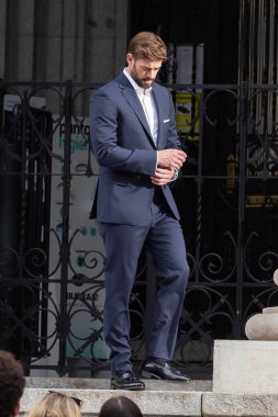 Madrid, İspanya - 27 Mart 2022 Küba asıllı Amerikalı aktör William Levy Madrid sokaklarında mavi takım elbise ve beyaz gömlek giymiş bir fotoğraf raporu yayınladı..