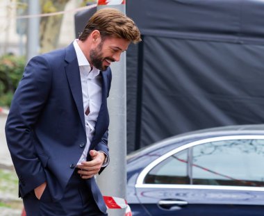 Madrid, İspanya - 27 Mart 2022 Küba asıllı Amerikalı aktör William Levy Madrid sokaklarında mavi takım elbise ve beyaz gömlek giymiş bir fotoğraf raporu yayınladı..