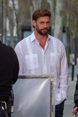 Madrid, İspanya - 27 Mart 2022 Küba asıllı Amerikalı aktör William Levy Madrid sokaklarında mavi takım elbise ve beyaz gömlek giymiş bir fotoğraf raporu yayınladı..