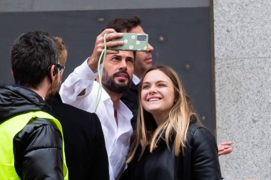 Madrid, İspanya - 27 Mart 2022 Küba asıllı Amerikalı aktör William Levy Madrid sokaklarında mavi takım elbise ve beyaz gömlek giymiş bir fotoğraf raporu yayınladı..