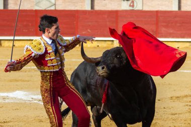 Madrid, İspanya - 9 Nisan 2022: Miraflores de la Sierra 'da Chenel Kupası. Yarışma sırasında boğa güreşçisi Garcia Navarrete.