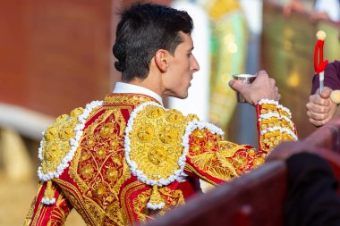 Madrid, İspanya - 9 Nisan 2022: Miraflores de la Sierra 'da Chenel Kupası. Yarışma sırasında boğa güreşçisi Garcia Navarrete.