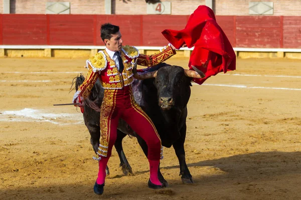 Madrid, İspanya - 9 Nisan 2022: Miraflores de la Sierra 'da Chenel Kupası. Yarışma sırasında boğa güreşçisi Garcia Navarrete.