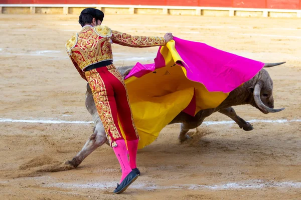 Madrid, İspanya - 9 Nisan 2022: Miraflores de la Sierra 'da Chenel Kupası. Yarışmada boğa güreşçisi Perez Mota.