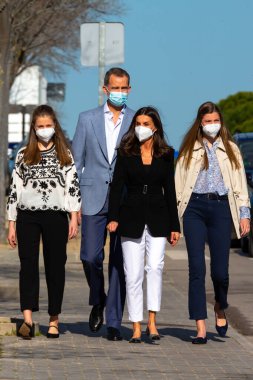 Madrid, İspanya - 16 Nisan 2022: İspanya Kralı ve Kraliçesi ve kızları Asturias Prensesi ve İnfanta Sofya Madrid 'deki Ukrayna mülteci merkezini ziyaret ettiler. Ukraynalı çocuklar ve İspanya Kralları.