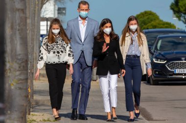 Madrid, İspanya - 16 Nisan 2022: İspanya Kralı ve Kraliçesi ve kızları Asturias Prensesi ve İnfanta Sofya Madrid 'deki Ukrayna mülteci merkezini ziyaret ettiler. Ukraynalı çocuklar ve İspanya Kralları.