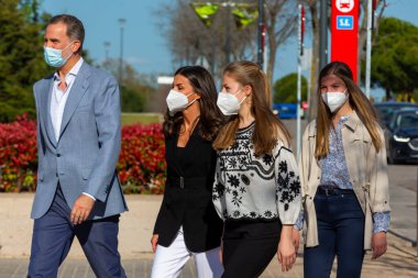 Madrid, İspanya - 16 Nisan 2022: İspanya Kralı ve Kraliçesi ve kızları Asturias Prensesi ve İnfanta Sofya Madrid 'deki Ukrayna mülteci merkezini ziyaret ettiler. Ukraynalı çocuklar ve İspanya Kralları.