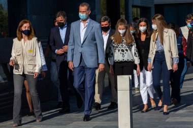 Madrid, İspanya - 16 Nisan 2022: İspanya Kralı ve Kraliçesi ve kızları Asturias Prensesi ve İnfanta Sofya Madrid 'deki Ukrayna mülteci merkezini ziyaret ettiler. Ukraynalı çocuklar ve İspanya Kralları.