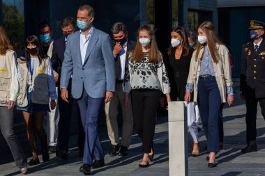 Madrid, İspanya - 16 Nisan 2022: İspanya Kralı ve Kraliçesi ve kızları Asturias Prensesi ve İnfanta Sofya Madrid 'deki Ukrayna mülteci merkezini ziyaret ettiler. Ukraynalı çocuklar ve İspanya Kralları.