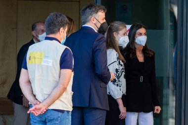 Madrid, İspanya - 16 Nisan 2022: İspanya Kralı ve Kraliçesi ve kızları Asturias Prensesi ve İnfanta Sofya Madrid 'deki Ukrayna mülteci merkezini ziyaret ettiler. Ukraynalı çocuklar ve İspanya Kralları.