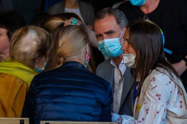Madrid, İspanya - 16 Nisan 2022: İspanya Kralı ve Kraliçesi ve kızları Asturias Prensesi ve İnfanta Sofya Madrid 'deki Ukrayna mülteci merkezini ziyaret ettiler. Ukraynalı çocuklar ve İspanya Kralları.