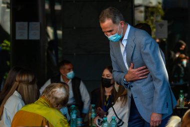 Madrid, İspanya - 16 Nisan 2022: İspanya Kralı ve Kraliçesi ve kızları Asturias Prensesi ve İnfanta Sofya Madrid 'deki Ukrayna mülteci merkezini ziyaret ettiler. Ukraynalı çocuklar ve İspanya Kralları.