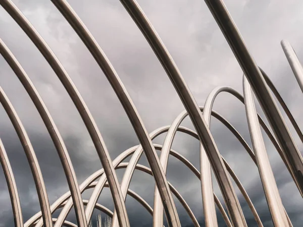 Flätade Aluminiumrör Modern Arkitektur Böjda Rör Med Himlen Bakgrunden Bilden — Stockfoto