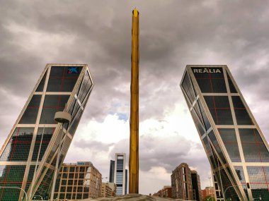 Madrid, İspanya - 13 Nisan 2022 Madrid Plaza de Castilla 'da Torres Kio gri bulutlu fırtınalı bir günde.