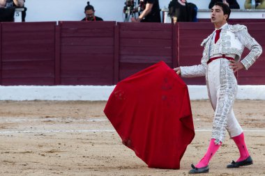 Madrid, İspanya... 30 Nisan 2022, San Martin de Valdeiglesias 'ta boğa güreşi. Koltuk değneği olan boğa güreşçisi. Boğa güreşi. Boğa güreşçisi ringde boğaya pas veriyor..