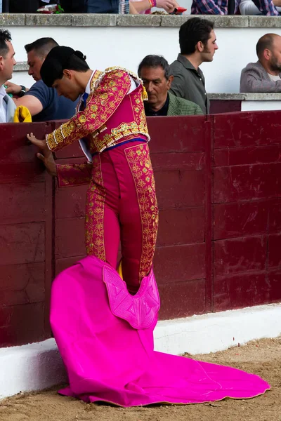Madrid, İspanya... 30 Nisan 2022, San Martin de Valdeiglesias 'ta boğa güreşi. Pelerinli boğa güreşçisi. Boğa güreşi. Boğa güreşçisi boğa güreşine pelerin veriyor..
