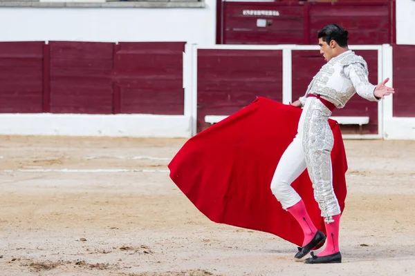 Madrid, İspanya... 30 Nisan 2022, San Martin de Valdeiglesias 'ta boğa güreşi. Koltuk değneği olan boğa güreşçisi. Boğa güreşi. Boğa güreşçisi ringde boğaya pas veriyor..